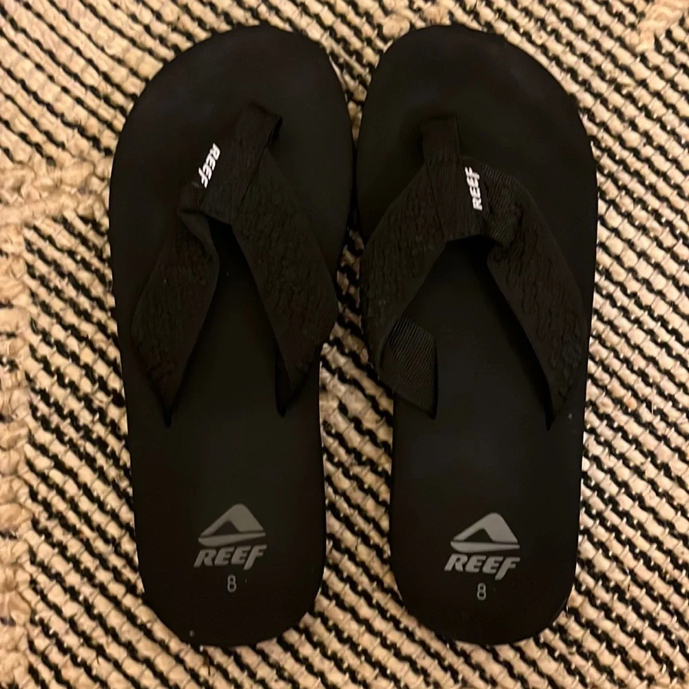 Black flip flops - Picture 1 of 2